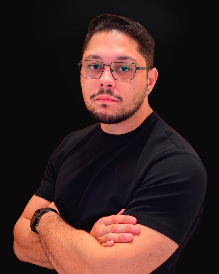 André Bonatte de braços cruzados